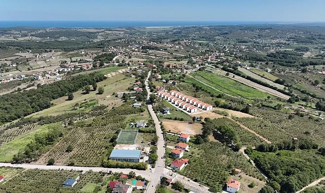 Kocaeli Büyükşehir Belediyesi ekipleri, Kandıra Karaağaç Mahallesi'nde sathi kaplama yol çalışması yaparken.