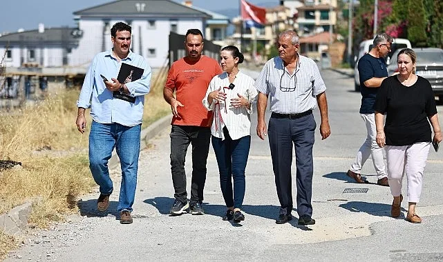 Efes Selçuk Belediye Başkanı Filiz Ceritoğlu Sengel, 14 Mayıs Mahallesi'nde vatandaşlarla bir araya gelerek çalışmaları inceliyor.