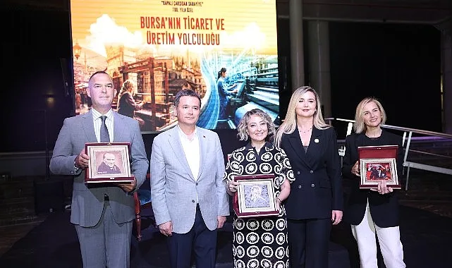 Bursa'da düzenlenen 'Kapalı Çarşı'dan Sanayiye' panelinde konuşmacılar ve katılımcılar, şehrin ekonomik geçmişini ve geleceğini değerlendiriyor.