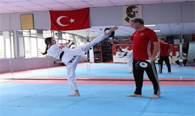 İzmirli tekvandocular Kaan ve Eda Yelaldı kardeşler, Sırbistan'da kazandıkları altın madalyalarla podyumda gururla duruyor.
