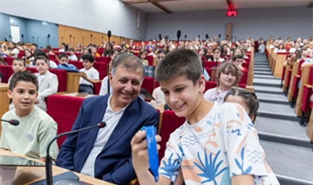İzmir Çocuk Meclisi toplantısında fikirlerini paylaşan çocuklar ve belediye yetkilileri
