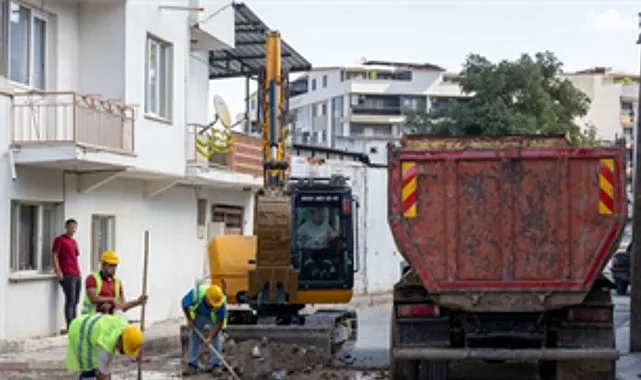 İzmir Kınık'ta eskiyen su şebekesinin yenileme çalışmaları sırasında boru döşeyen işçiler
