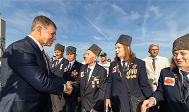 İzmir Cumhuriyet Meydanı'nda 19 Eylül Gaziler Günü töreni sırasında Atatürk Anıtı'na çelenk sunumu yapılıyor.
