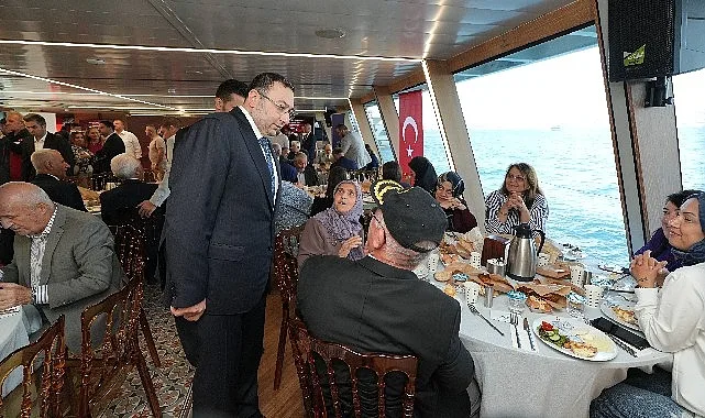 Üsküdar sahilinde 19 Eylül Gaziler Günü yürüyüşüne katılan vatandaşlar ve protokol üyeleri