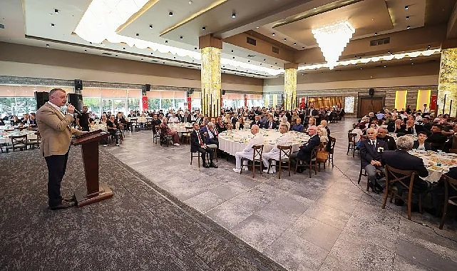 Kocaeli Valisi İlhami Aktaş ve Büyükşehir Belediye Başkanı Tahir Büyükakın'ın Gaziler Günü etkinliğinde şehit aileleri ve gazilerle sohbet ederken çekilmiş fotoğrafı.