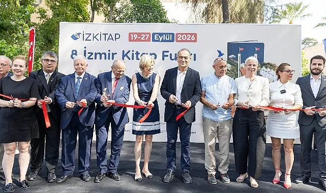 İzmir Kültürpark'ta düzenlenen 8. Kitap Fuarı'nın açılış töreninden bir görünüm, kitapseverler ve protokol üyeleri bir araya geldi.