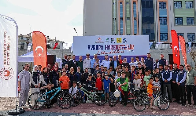 Konya Selçuklu'da Avrupa Hareketlilik Haftası kapsamında bisikletlerini tamir ettiren ve oyunlar oynayan mutlu çocuklar.