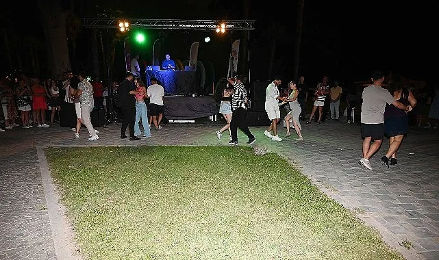Kemer'deki Yaz Akşamları Konserleri'nde Latin Dans Grubu'nun sahnede sergilediği coşkulu performans
