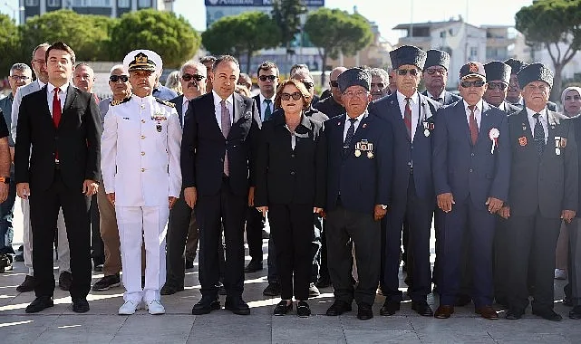Didim Belediye Başkanı Hatice Gençay, Gaziler Günü'nde gazilerle bir araya gelerek onlara hitap ederken.